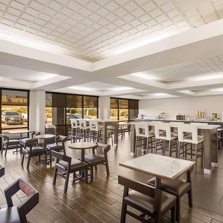 Clarion Pointe Forsyth I-75 Hotell Eksteriør bilde